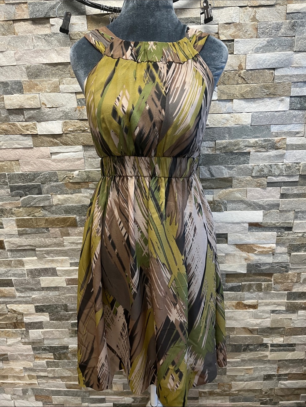 Fei Sleeveless Brushstroke Midi Dress in Olive Green